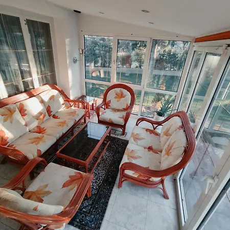 House Izi - Parking, Garden, 8 Min Ride To Center 펜션