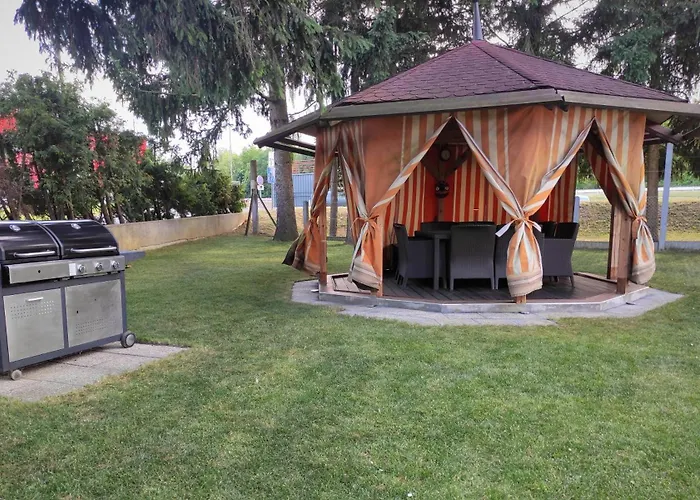 House Izi - Parking, Garden, 8 Min Ride To Center *